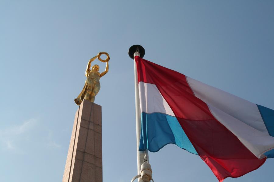 Gëlle Fra et drapeau Luxembourg - copyright © SIP, tous droits réservés